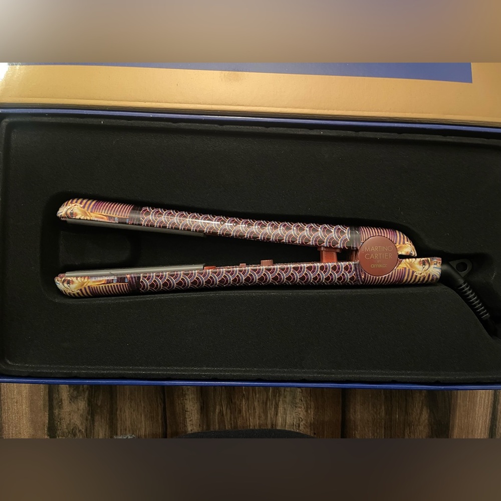 AMIKA MARTINO CARTIER CERAMIC FLAT IRON - Picture 5 of 10